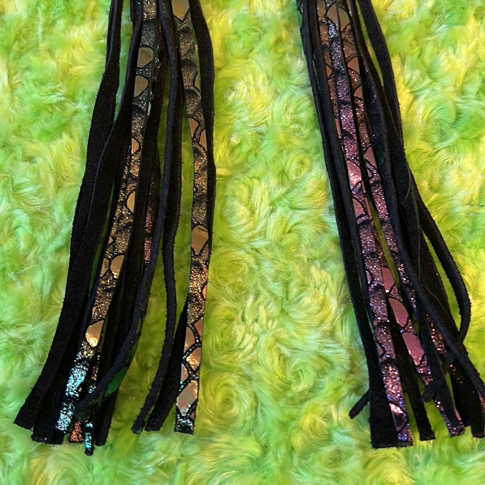 Shiny green purple fringe leather earrings - Picture 6 of 8